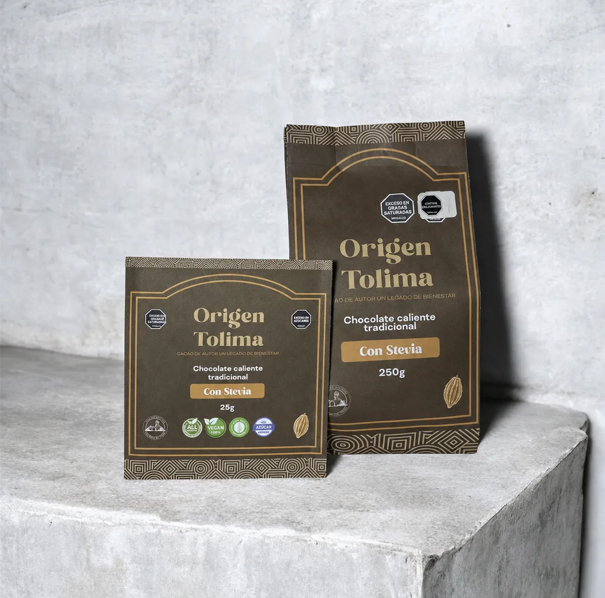 Empaques de Origen Tolima con stevia de 25 g y 250 g sobre una superficie de piedra